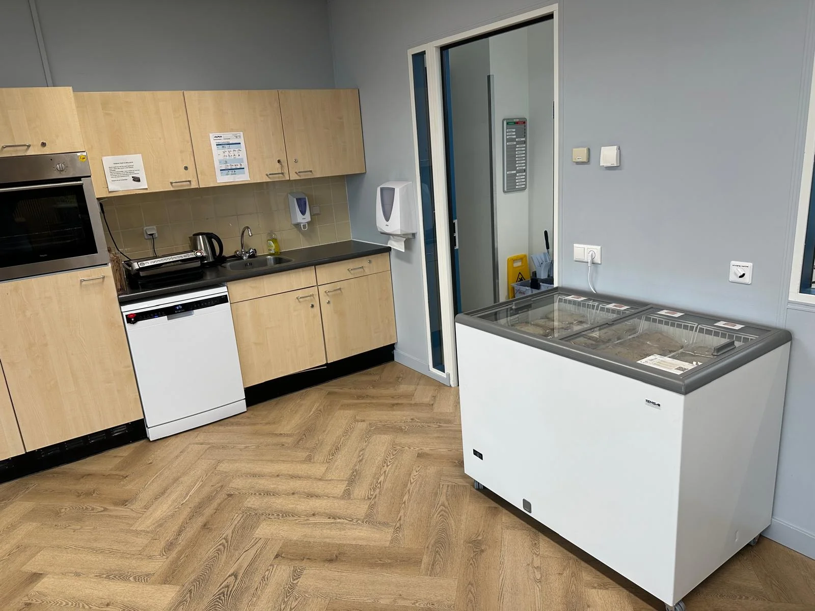 De kantine bij Alpla in Zwolle met de vriezer